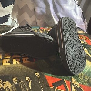 Baby’s R Us adorable gray faux leather shirpa fur lining, tie and velcro straps